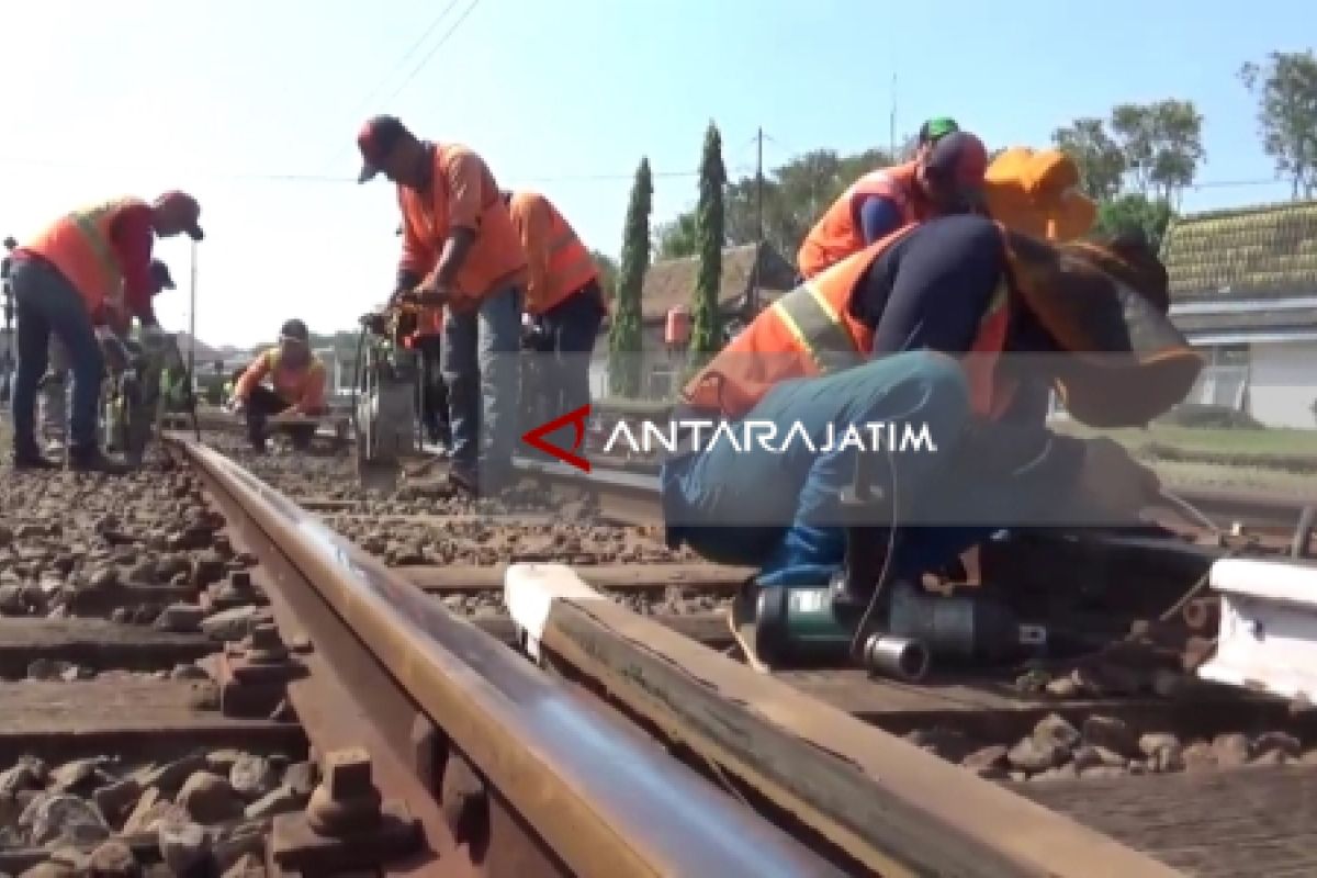 Hadapi Lebaran, KAI Daop Madiun Lakukan Perawatan Rel (Video)