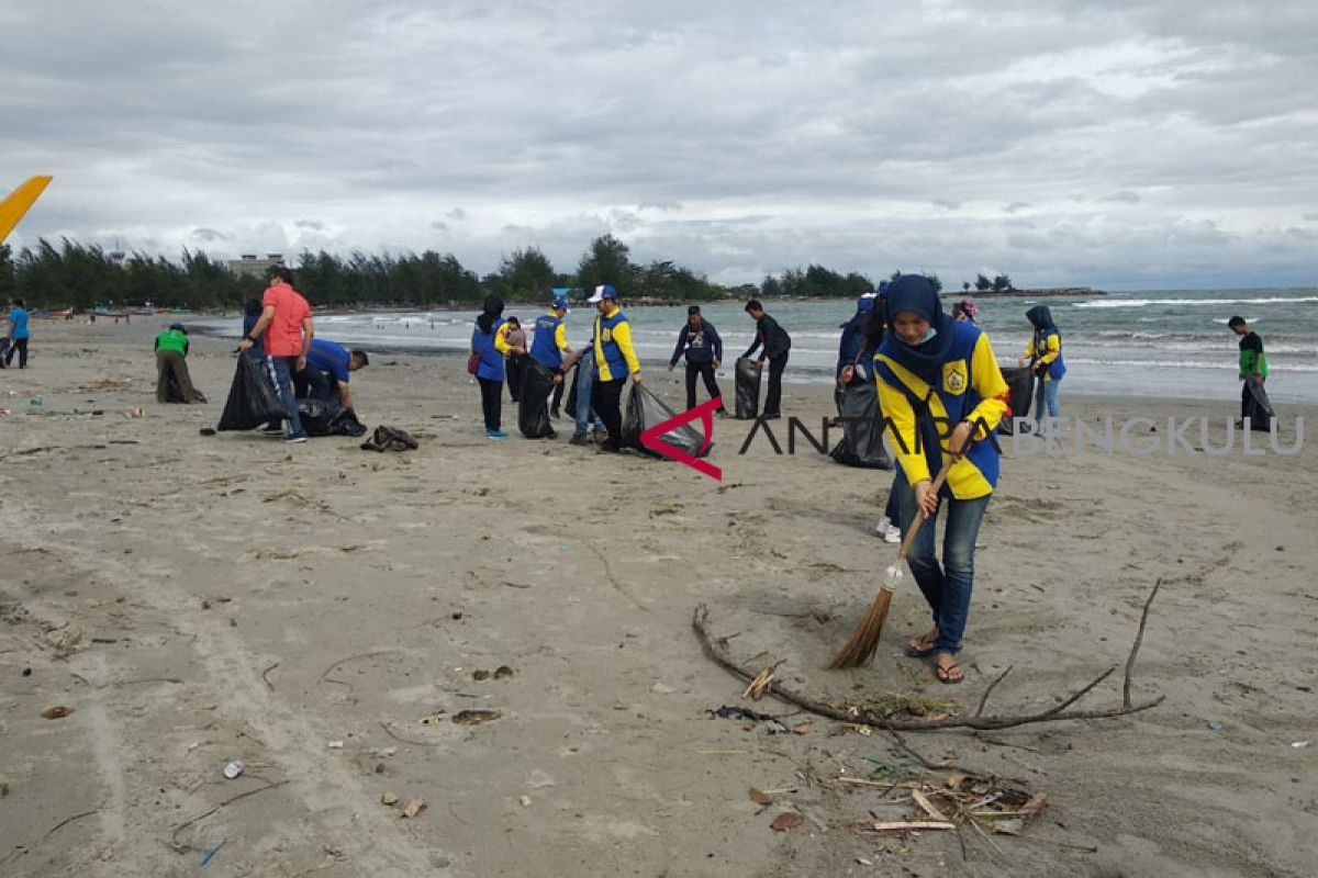 Puluhan relawan bersihkan Pantai Jakat