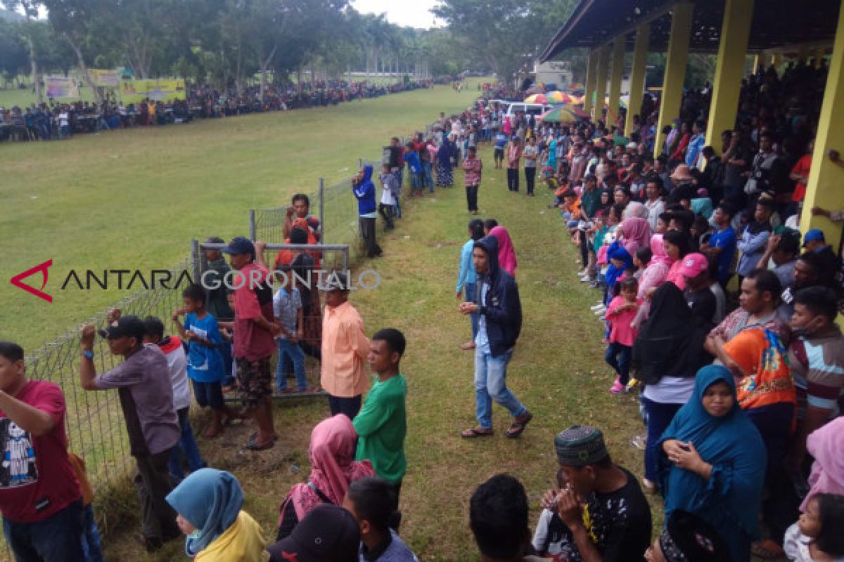 Ribuan Warga Tonton Lomba Karapan Roda Sapi