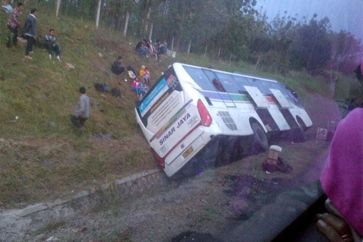 Bus Sinar Jaya masuk parit