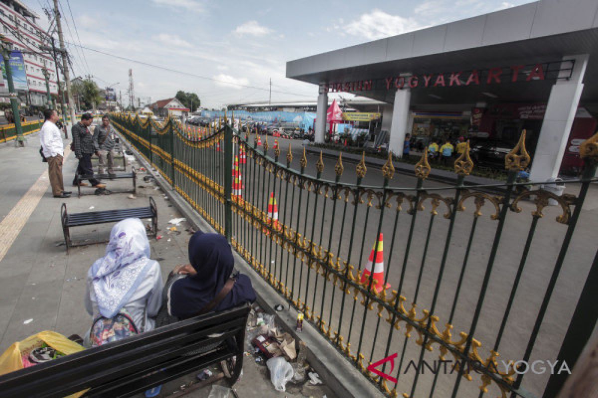 Yogyakarta bersihkan sampah pedestrian Pasar Kembang