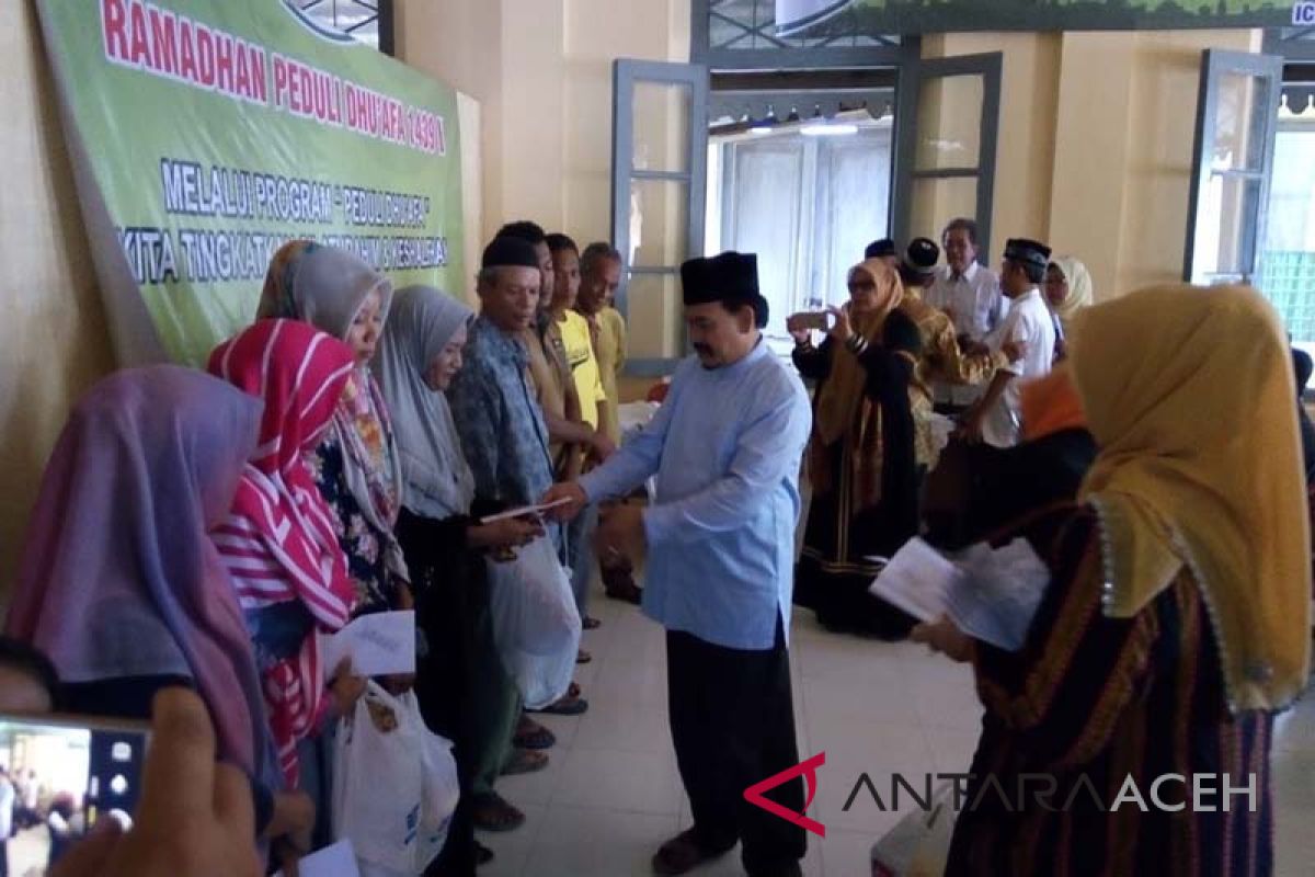 ICMI Orwil Aceh bagikan paket untuk dhuafa