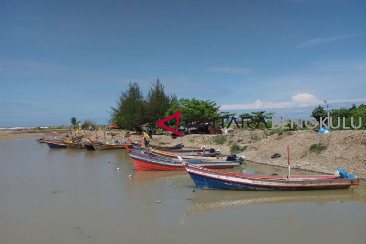 Nelayan Bengkulu Selatan dapat bantuan perahu fiber