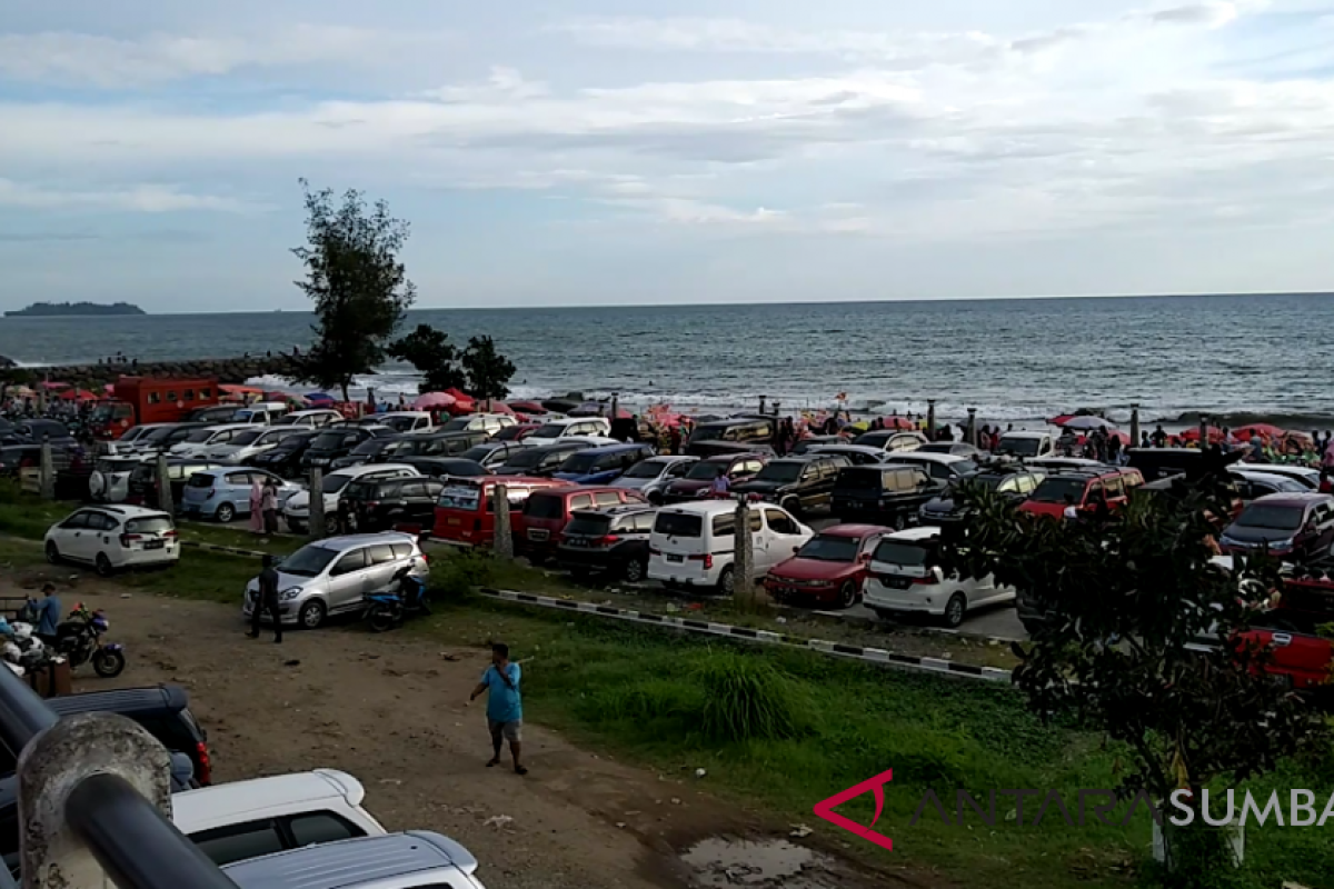 Thousands of Tourists Visit Padang Beach