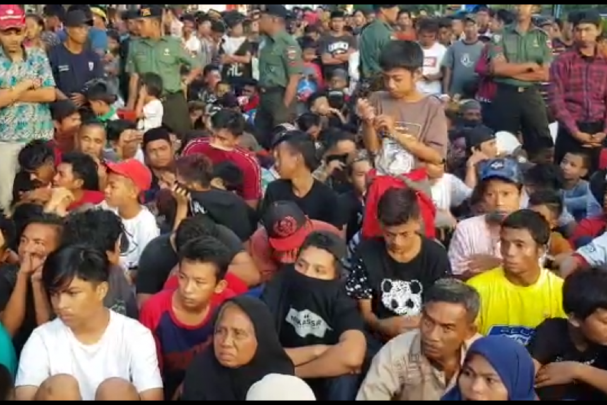 warga antre sejak dini hari di kediaman wapres