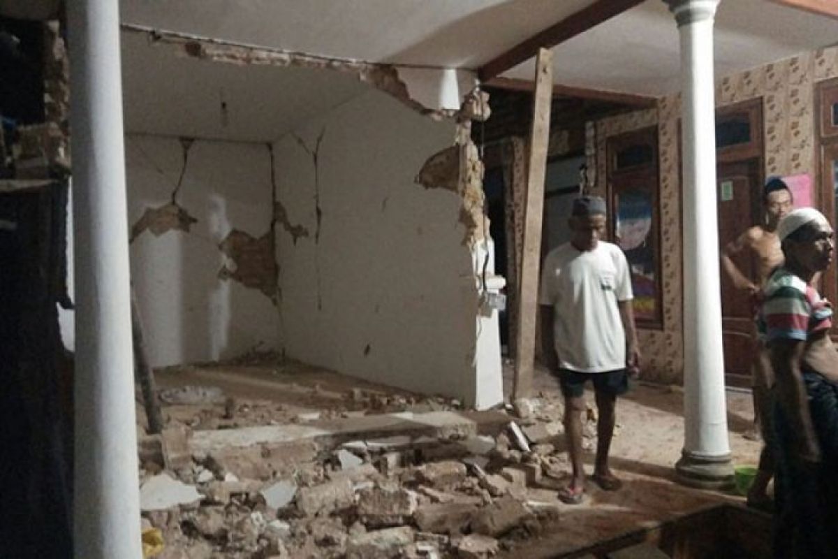 Puluhan bangunan di Sumenep rusak akibat gempa, tiga warga luka