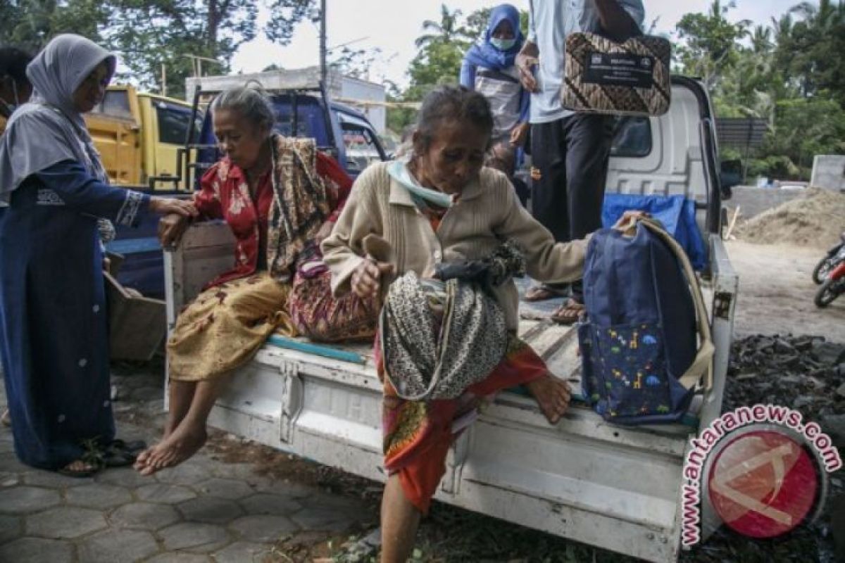 Puluhan warga lereng Merapi bertahan di pengungsian