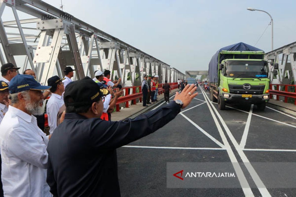 Truk Semen Pertama Lewat di Jembatan Widang (Video)