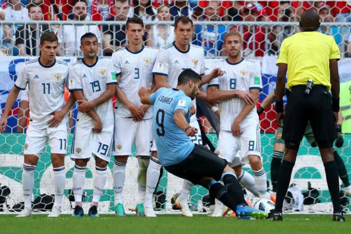 Uruguay hajar tuan rumah Rusia 3-0