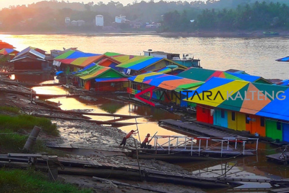 Surutnya pedalaman Sungai di Barut sebabkan kapal terperangkap