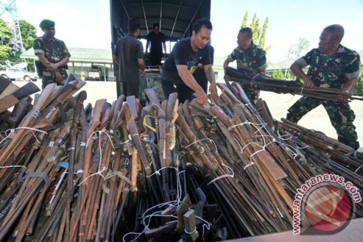 Delapan pucuk senpi diserahkan ke Yonif 501/Kostrad