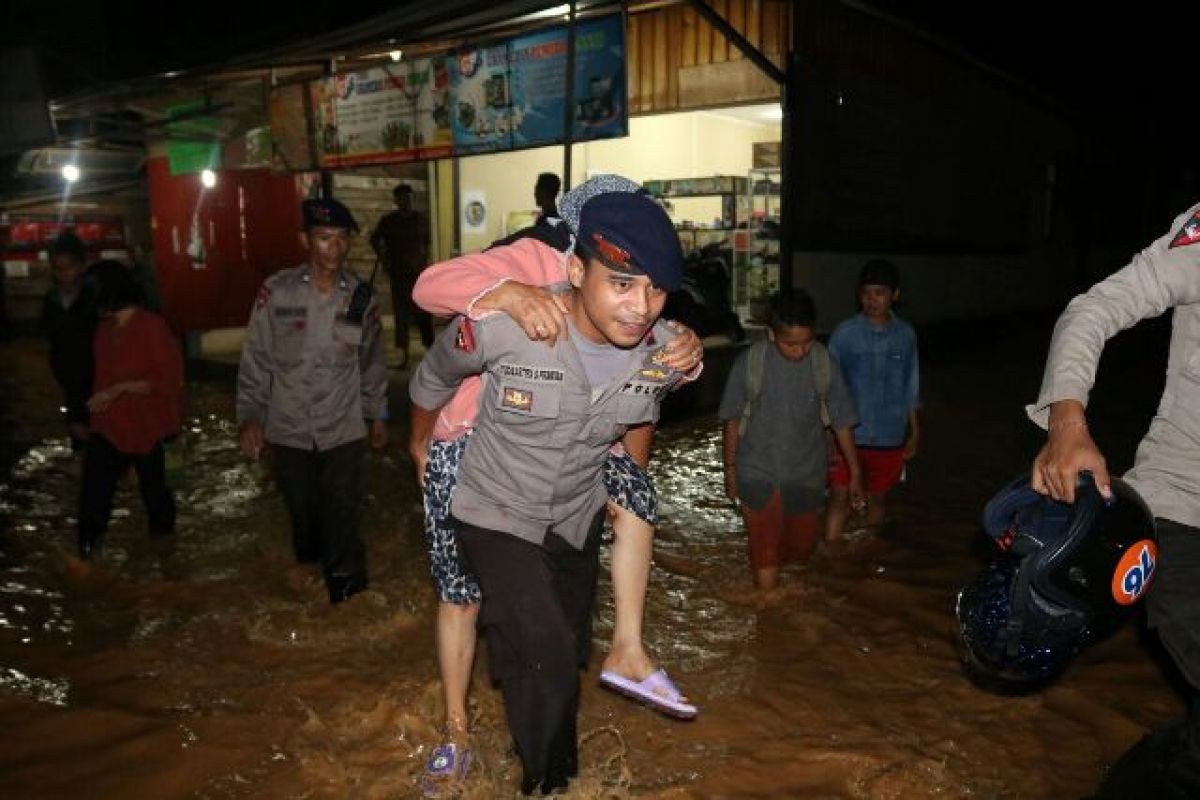 Kota Tolitoli dikepung banjir, polisi evakuasi warga