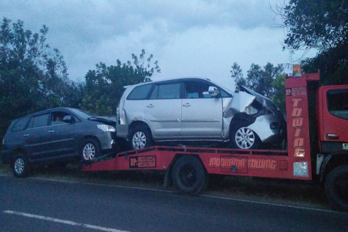 kecelakaan beruntun 5 mobil di jalan raya papar