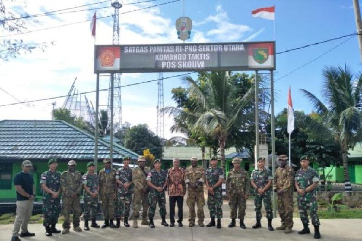 Tentara PNG kunjungi pos kotis Yonif 501 Kostrad