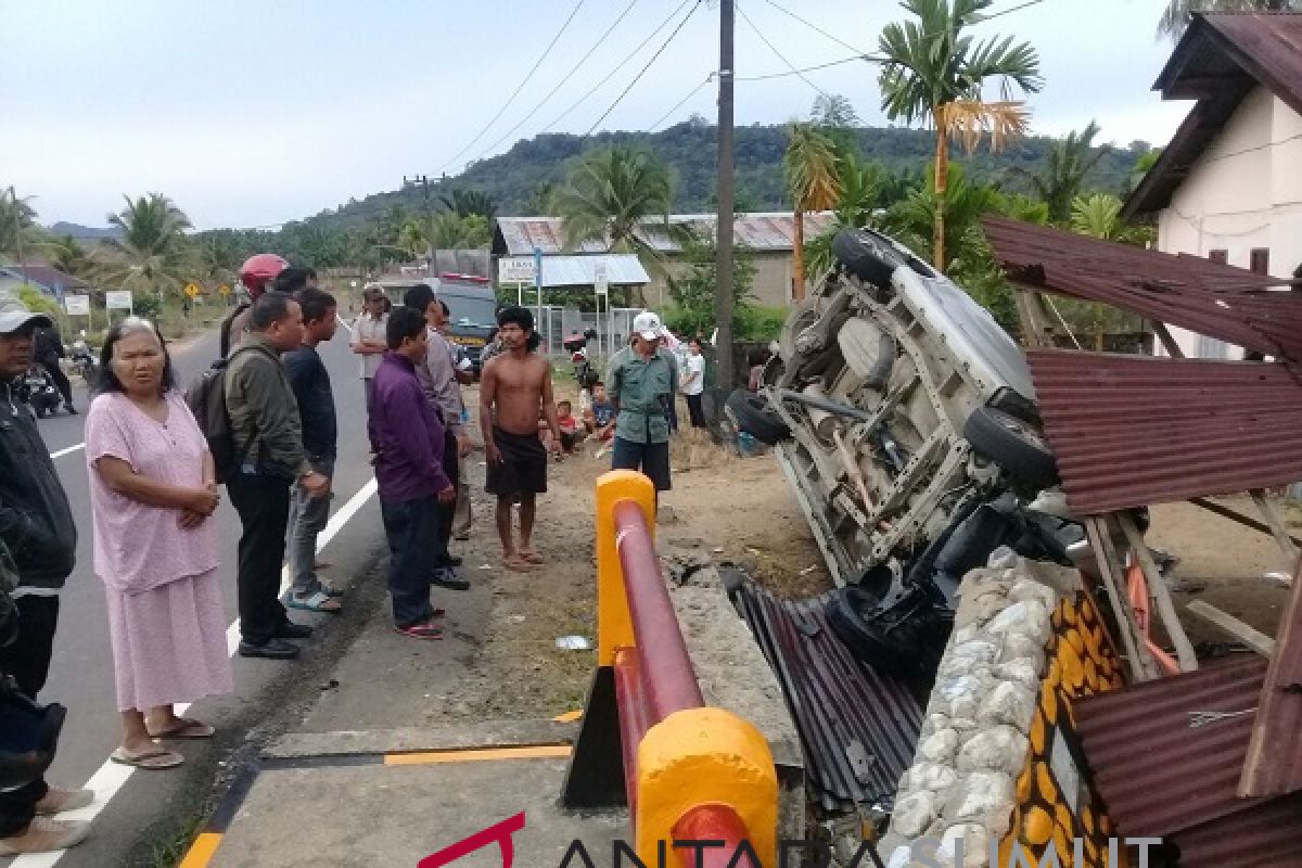 Mobil pemudik terbalik, empat penumpang dirawat