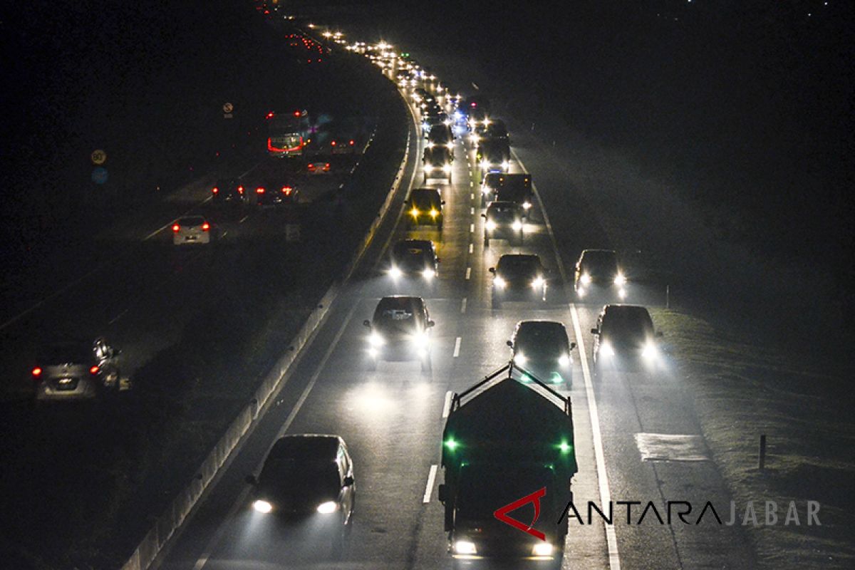 Truk boks terbakar di Tol Purbaleunyi arah Cileunyi Kamis dini hari