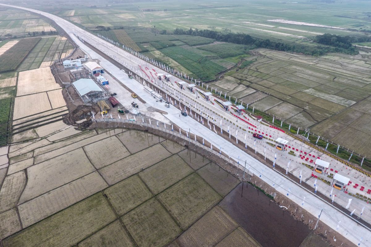 Minister warns of traffic jam on Trans Java toll road