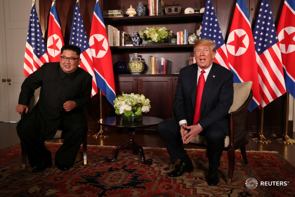 Saat Donald Trump dan Kim Jong Un berbalas sapa ramah di KTT