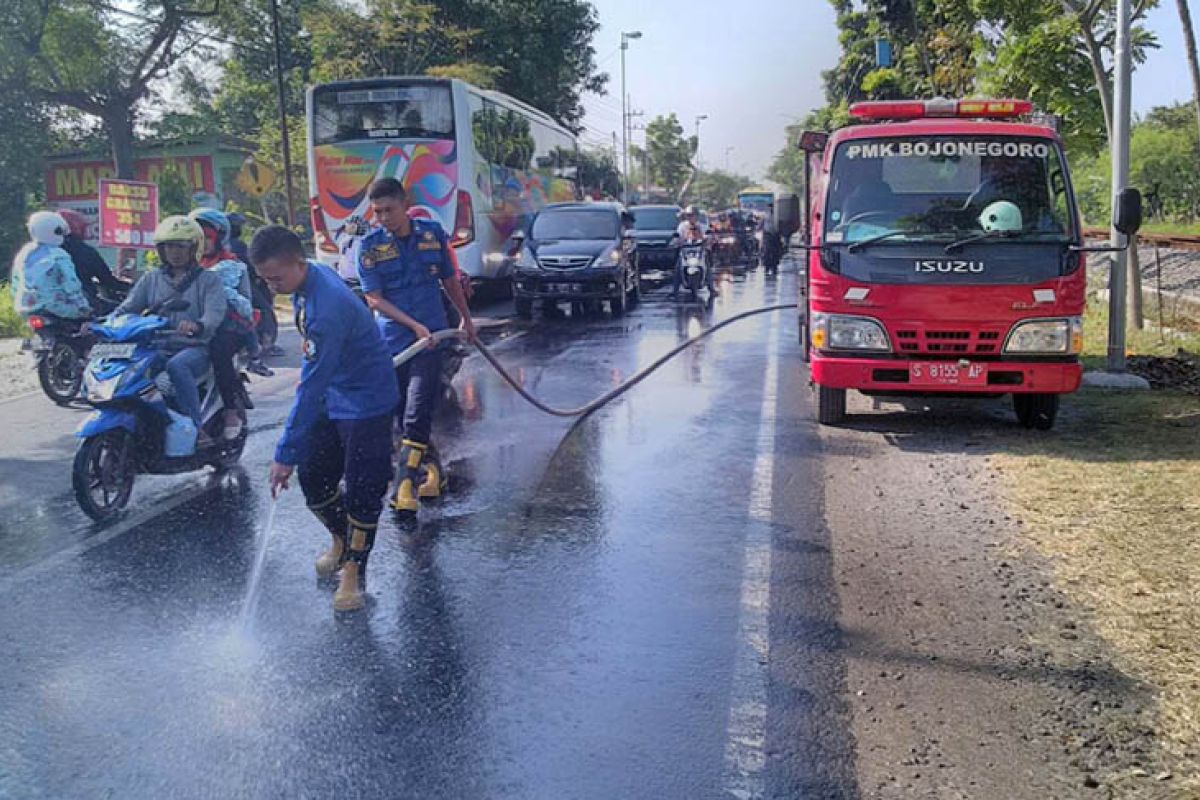 Damkar Bojonegoro Atasi Kebakaran di Banjaraum Baureno