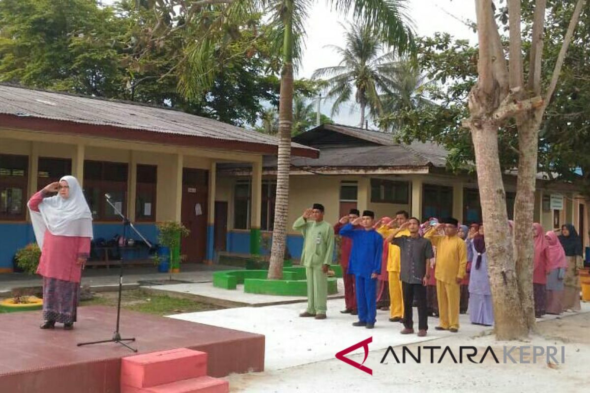 Tiga sekolah di Lingga gelar upacara Hari Pancasila