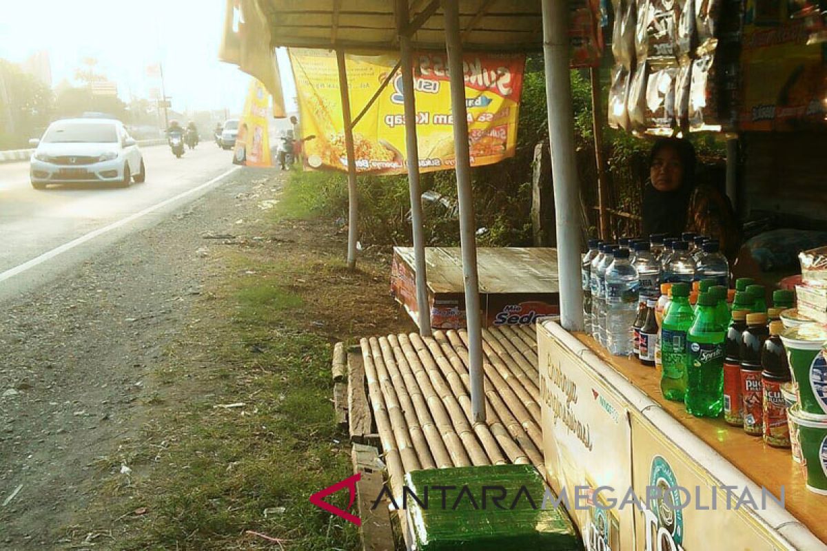 Warung dadakan bermunculan di jalur mudik pantura