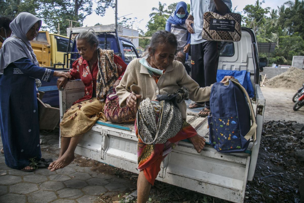 Puluhan warga lereng Merapi bertahan di pengungsian