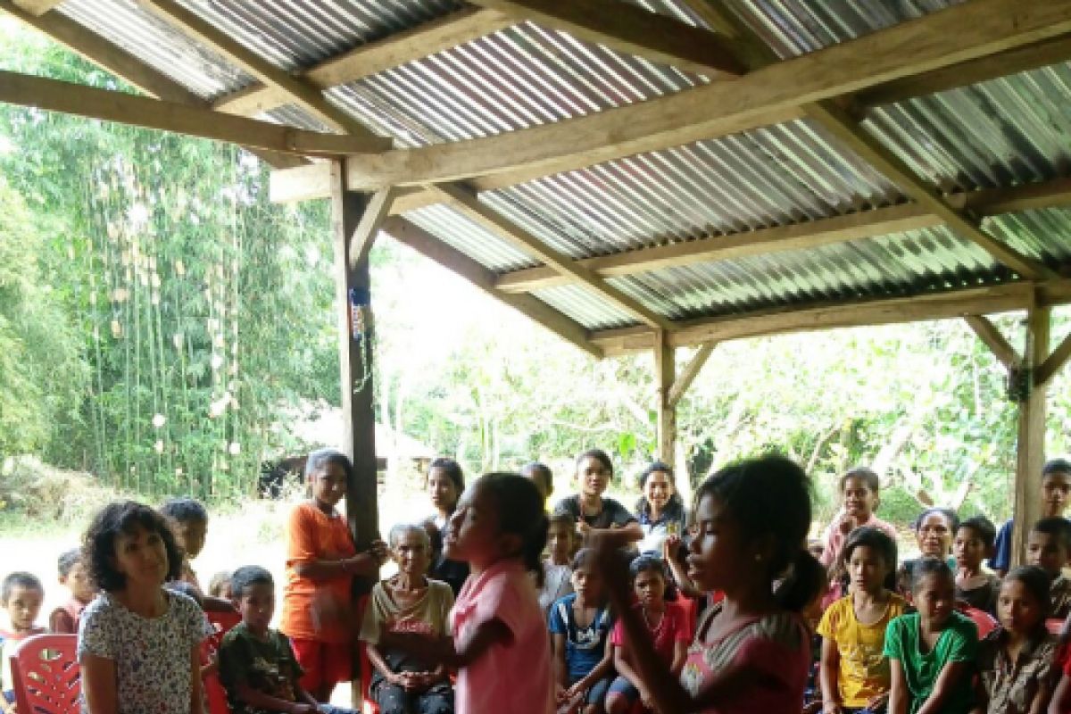 Relawan Belanda Ajar Anak Sumba Menyanyi