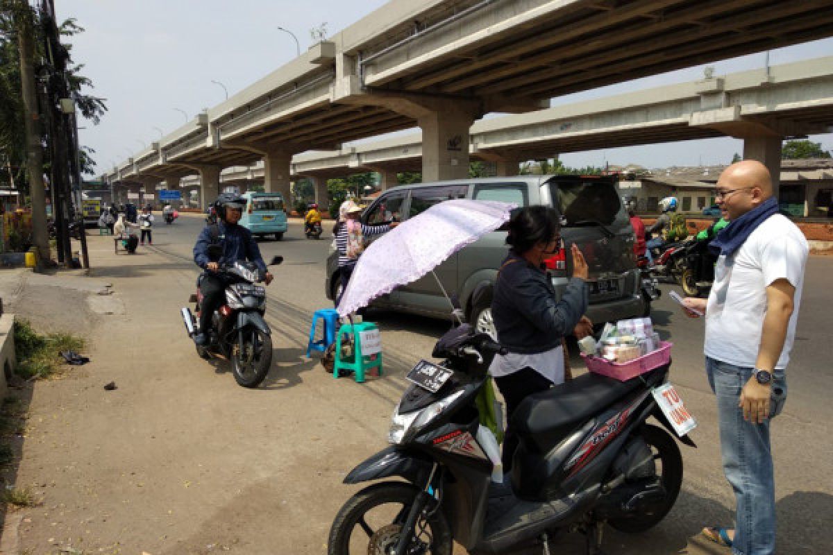 Jasa tukar uang bermunculan di Kalimalang