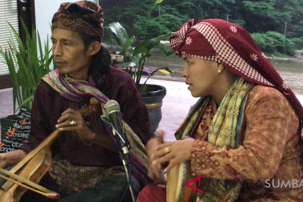 Hiburan tradisional sambut pemudik di Bandara Minangkabau