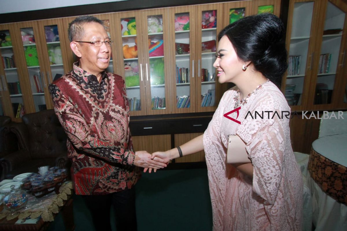 Karolin berlebaran ke rumah Sutarmidji