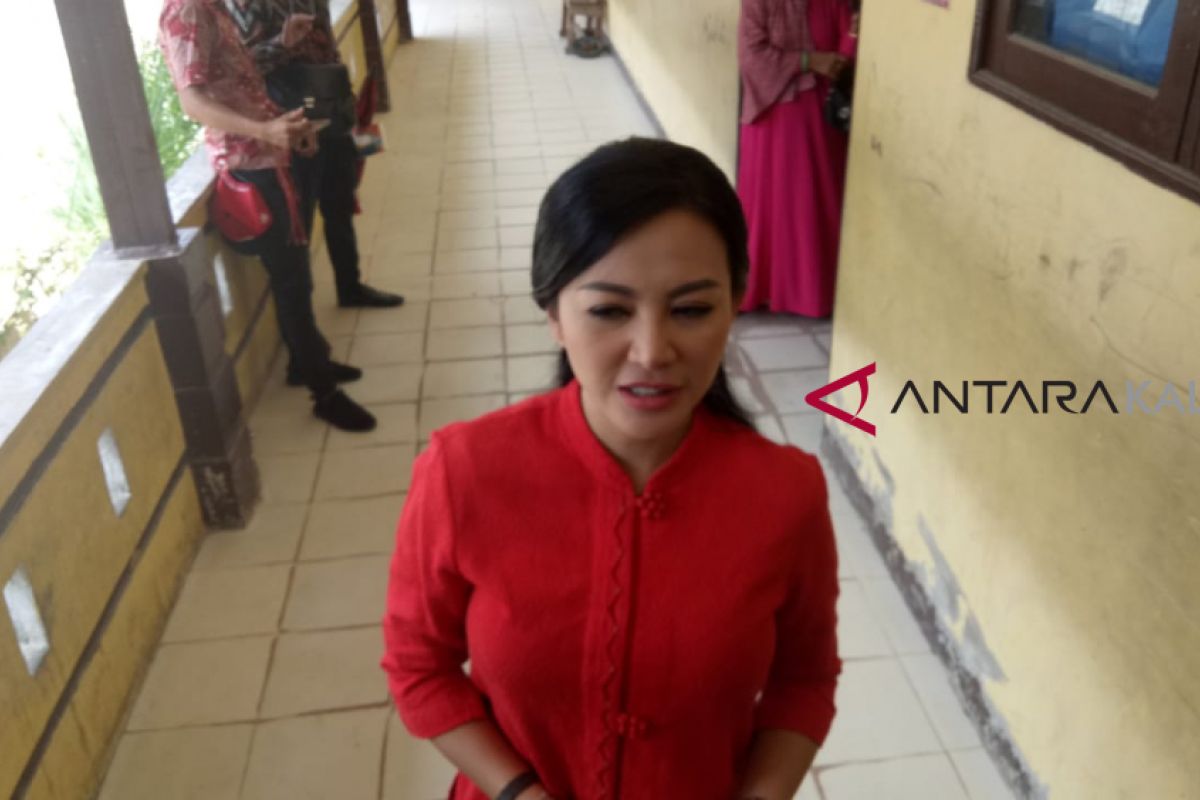 Karolin bagikan bonus atlet Landak Rp1,5 miliar