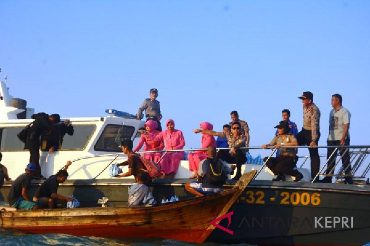 Polres Lingga berbagi takjil ditengah laut