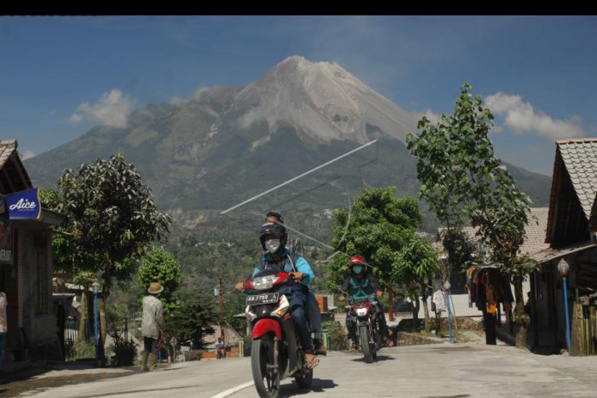 Merapi keluarkan lelehan lava