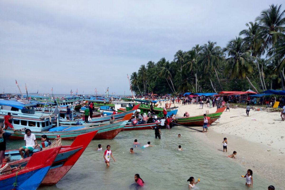 Pengunjung objek wisata Air Bangis makin padat