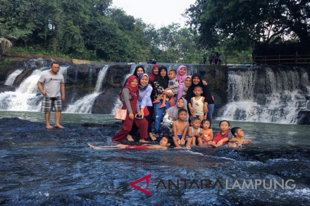 Obyek wisata air terjun Way Kanan dipadati pengunjung