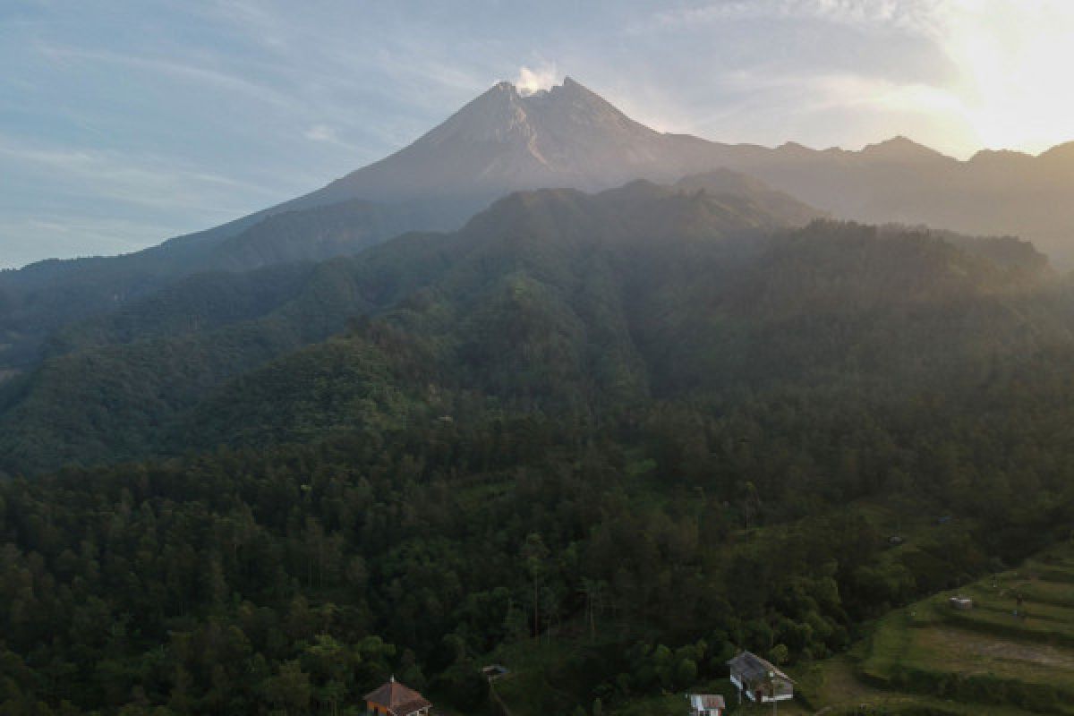 Kemarin, hoax tiket Jakarta-Surabaya Rp 4 juta hingga kondisi terkini dari Merapi