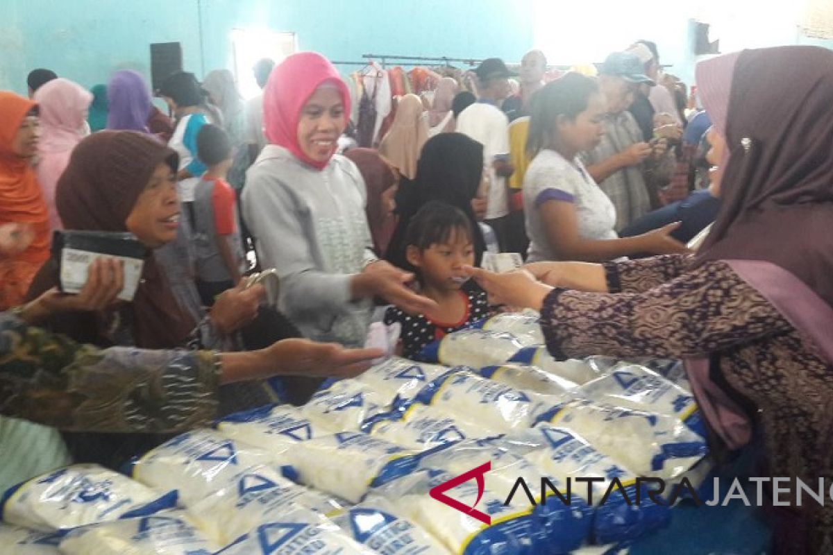 Pasar murah, warga padati Masjid Al Hakim Temanggung