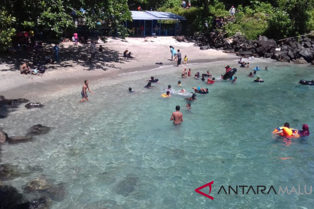 Warga Ternate nikmati liburan di Tanjung Jikomalamo