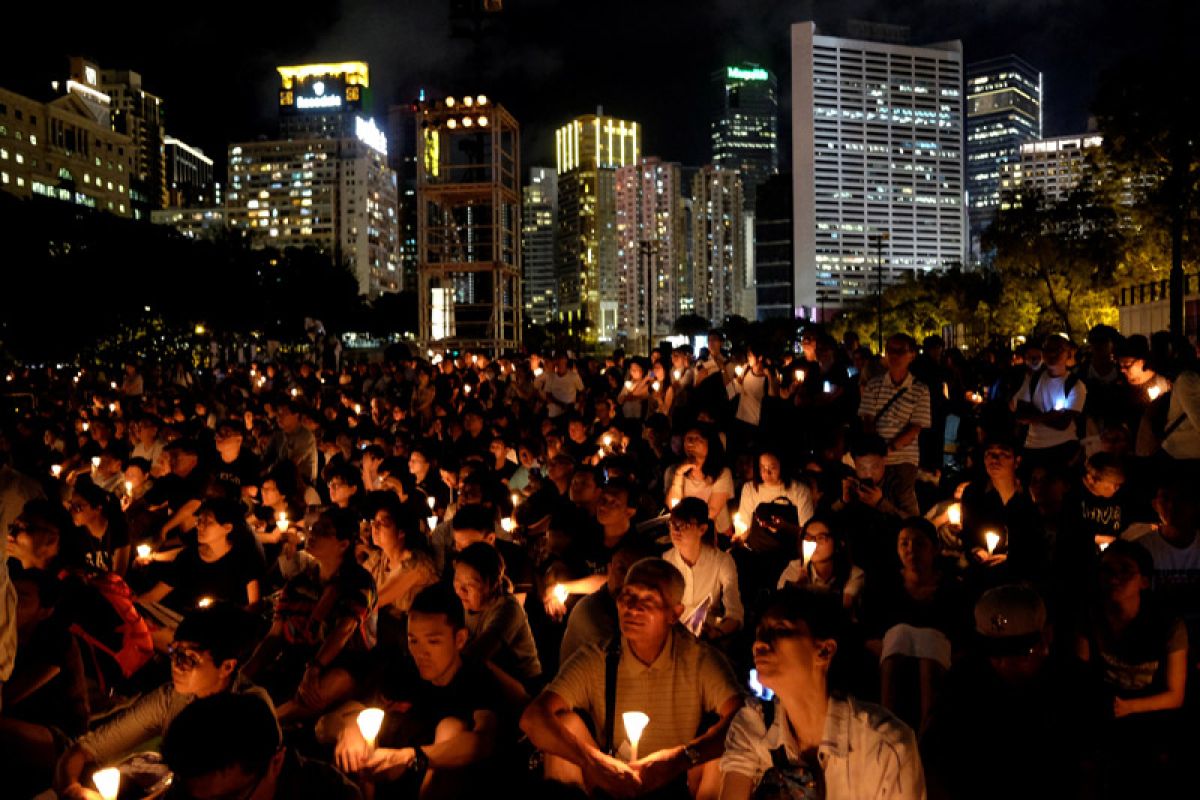 Hong Kong  peringati tragedi Tiananmen dengan lilin di seluruh kota