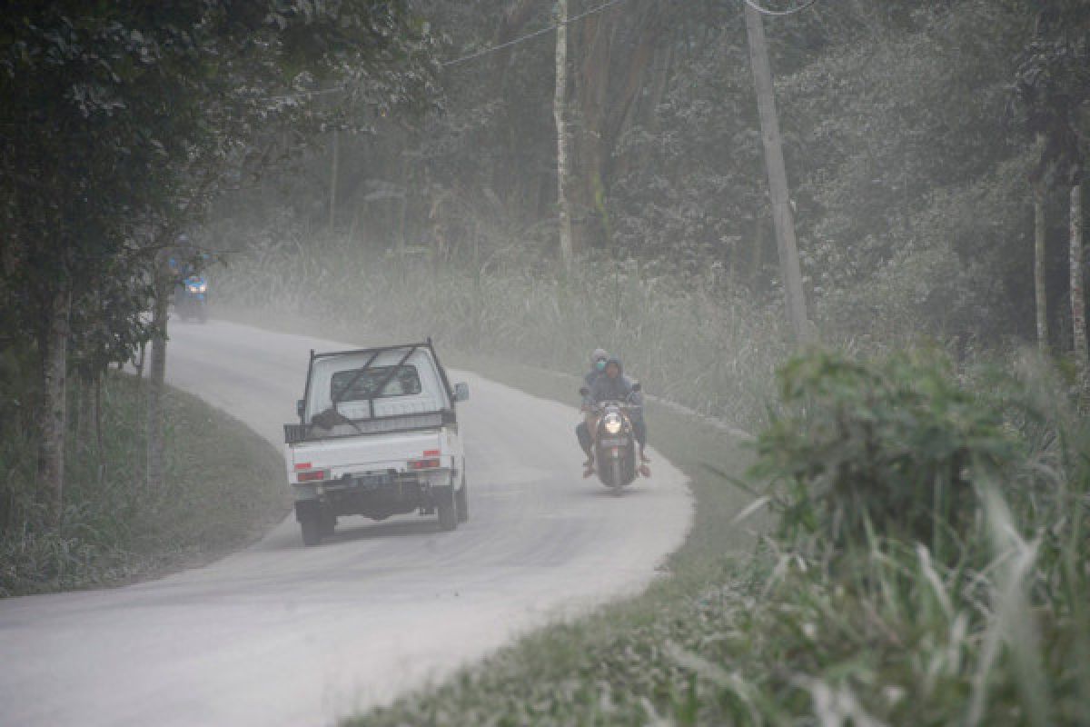 BPBD Jember bagikan masker antisipasi abu Gunung Agung