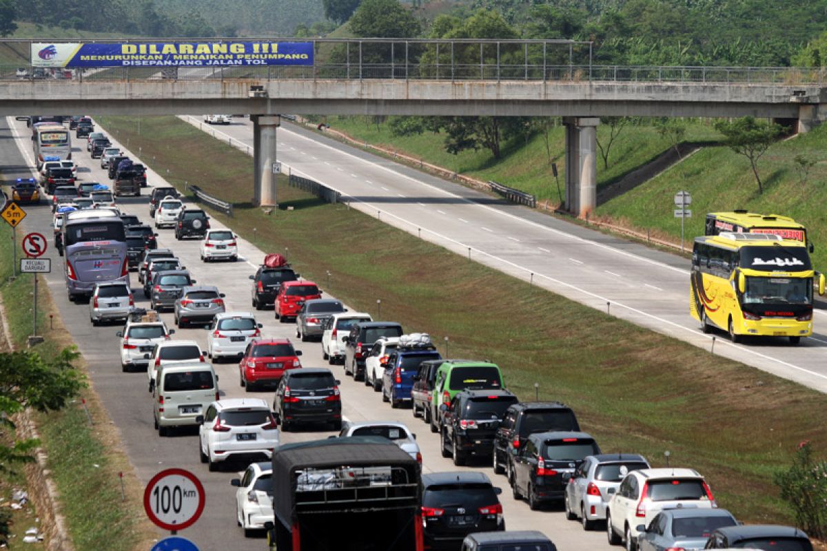 Petugas lakukan lawan arus Tol Cipali KM 132-129