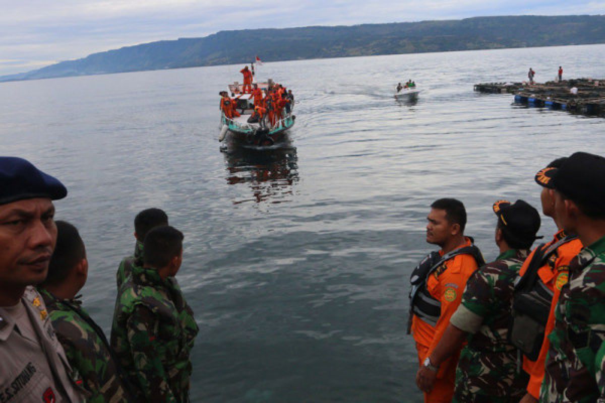 Pencarian korban KM Sinar Bangun dilanjutkan meski hujan