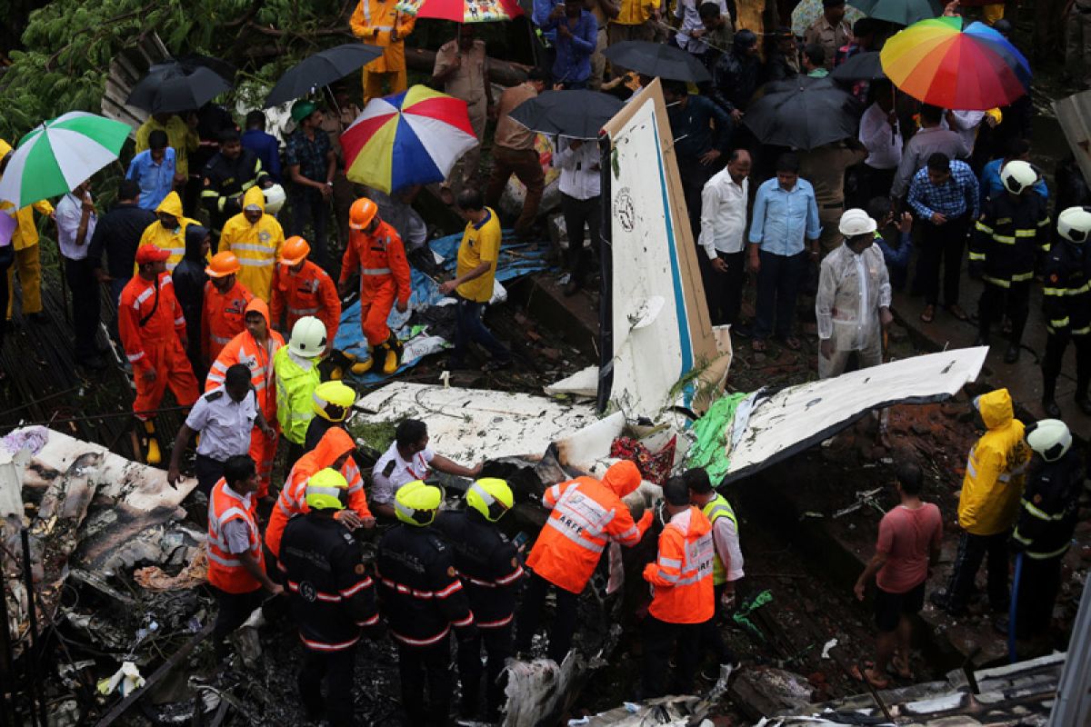 Pesawat tergelincir dan terbelah, 17 orang tewas