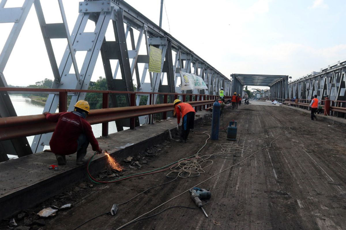 Truk sudah bisa lewat jembatan Widang