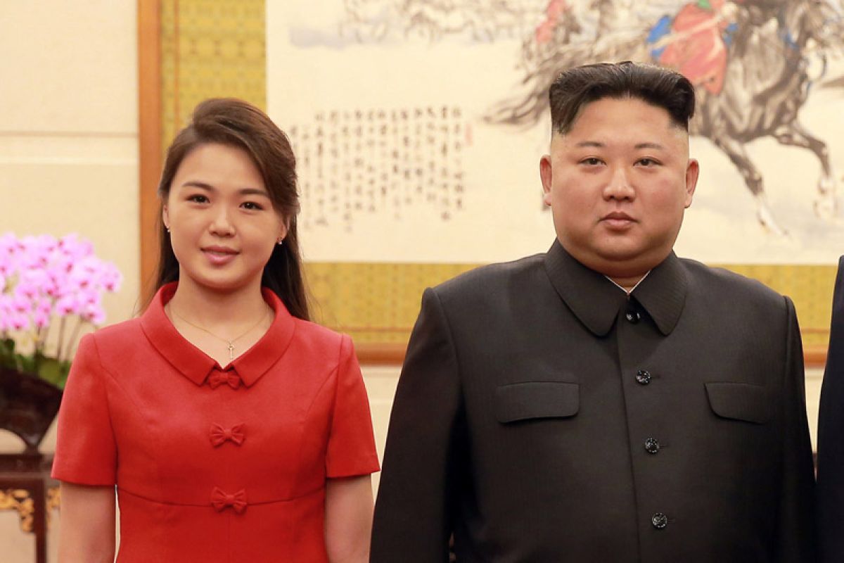 Setahun tidak tampil di depan umum, istri Kim Jong Un temani suami di acara konser