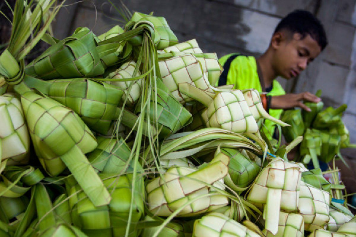 Warga mulai persiapkan perayaan Lebaran ketupat