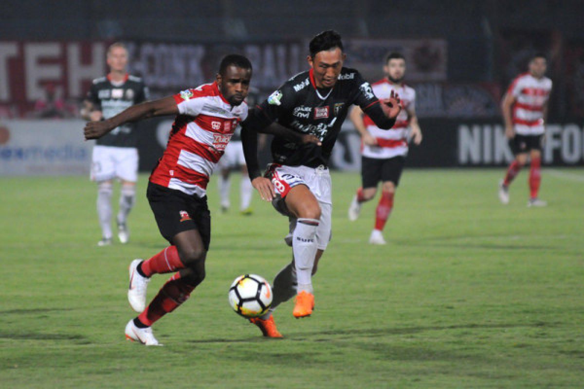 Djoko Susilo fokus benahi mental pemain Madura United setelah dipukul Persipura