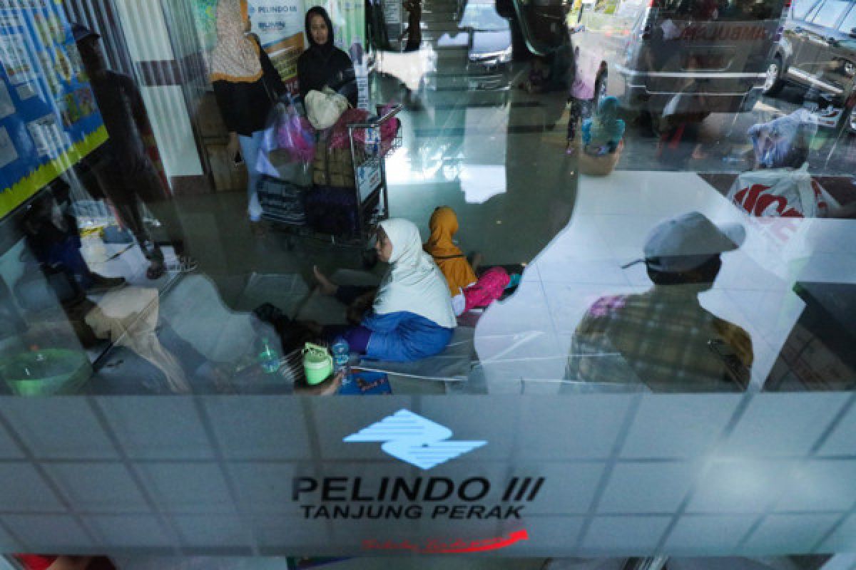 Ratusan penumpang tujuan Masalembu tertahan di Surabaya akibat cuaca buruk