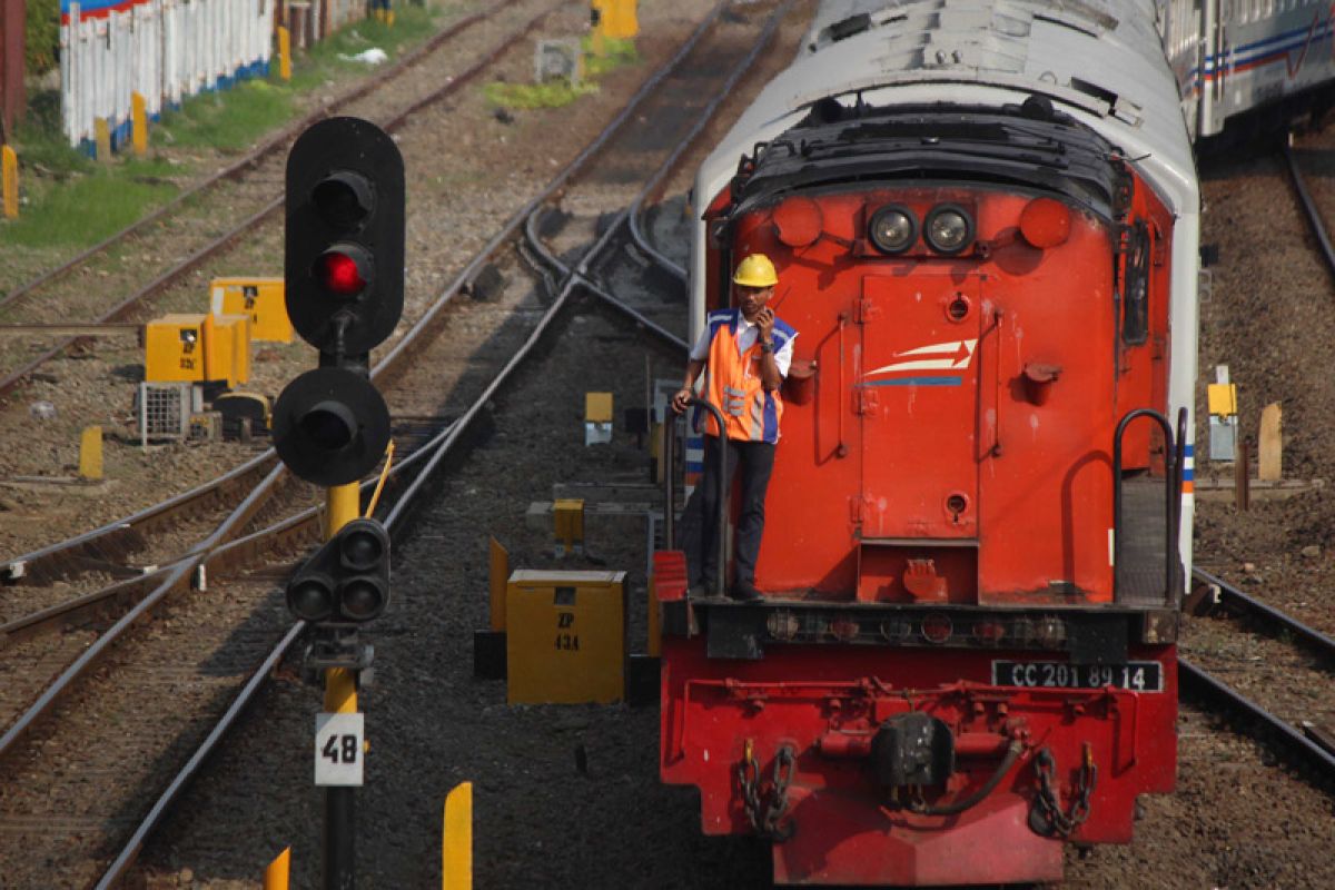 Stasiun tujuan terlewat, seorang penumpang kereta nekad melompat