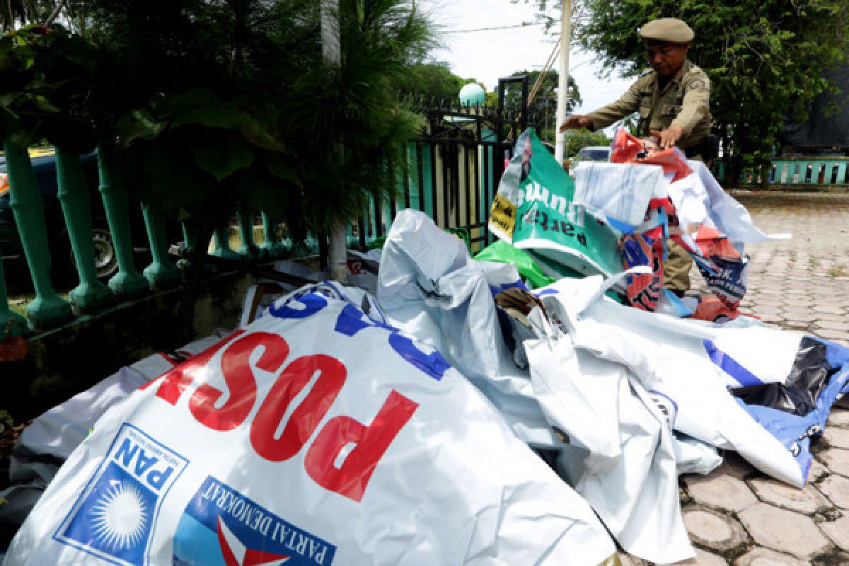 Panwaslu Pasaman Barat tertibkan alat peraga kampanye